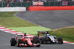 Kimi Raikkonen, Ferrari SF15-T y Sergio Pérez, Sahara Force India F1 VJM08, pelean por la posición