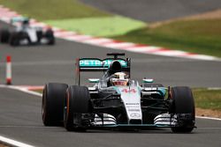 Lewis Hamilton, Mercedes AMG F1 W06 pits for intermediate tyres