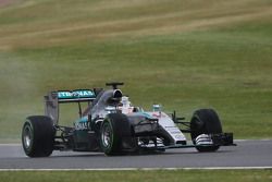 Lewis Hamilton, Mercedes AMG F1 W06 arranca una de las micas de su visor