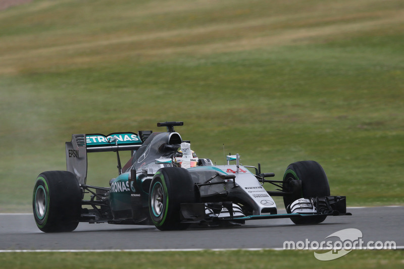 Lewis Hamilton, Mercedes AMG F1 W06 pulls of a tear off visor