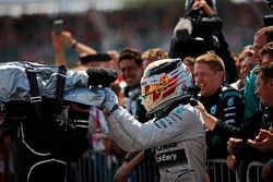 Yarış Galibi Lewis Hamilton, Mercedes AMG F1, takımıyla birlikte kapalı parkta kutlama yapıyor