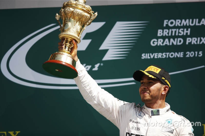 Juara balapan Lewis Hamilton, Mercedes AMG F1 merayakans di podium