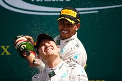 Winnaar Lewis Hamilton, Mercedes AMG F1 viert op het podium met Nico Rosberg, Mercedes AMG F1