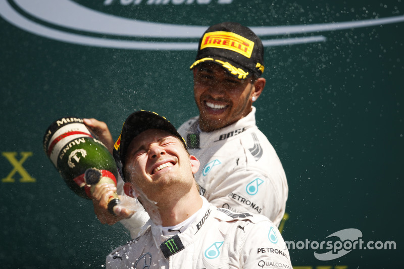 Juara balapan Lewis Hamilton, Mercedes AMG F1 merayakans di podium bersama rekan setim, Nico Rosberg