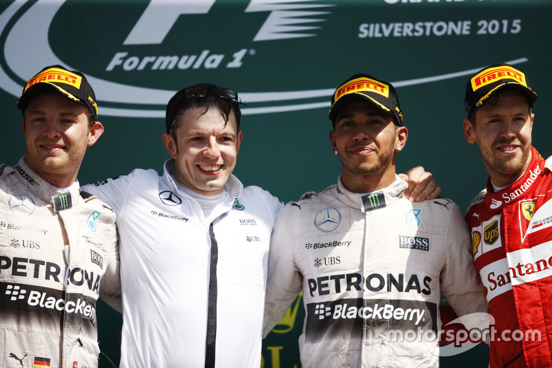 The podium,: Nico Rosberg, Mercedes AMG F1, second; Peter Bonnington, Mercedes AMG F1 Race Engineer;