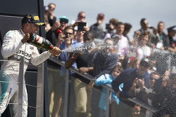 Vencedor da corrida Lewis Hamilton, Mercedes AMG F1 Team