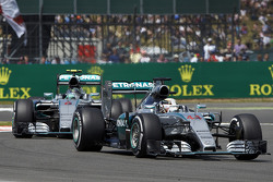 Lewis Hamilton, Mercedes AMG F1 Team à frente de Nico Rosberg, Mercedes AMG F1 Team