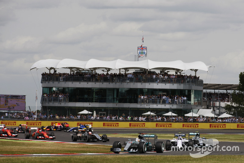 Lewis Hamilton, Mercedes AMG F1 W06 at the start of the race