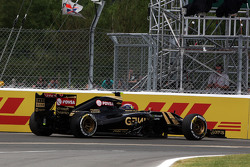 Pastor Maldonado, Lotus F1 E23 abandona a corrida