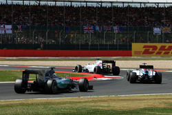 Felipe Massa, Williams FW37 llidera a prova para Valtteri Bottas, Williams FW37 e Lewis Hamilton, Mercedes AMG F1 W06