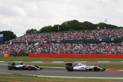 Valtteri Bottas, Williams FW37 à frente de Nico Rosberg, Mercedes AMG F1 W06