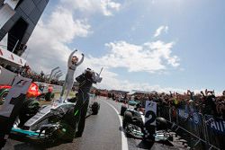 Ganador, Lewis Hamilton, Mercedes AMG F1 W06 celebra en el parc ferme