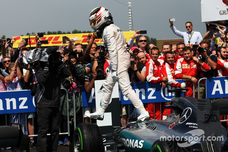 Juara balapan Lewis Hamilton, Mercedes AMG F1 W06 merayakans di parc ferme