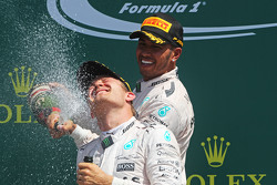 Le vainqueur Lewis Hamilton, Mercedes AMG F1 fête sa victoire sur le podium avec son équipier Nico Rosberg, Mercedes AMG F1