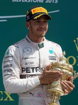 Le vainqueur Lewis Hamilton, Mercedes AMG F1 fête sa victoire sur le podium