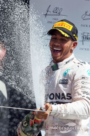 El ganador, Lewis Hamilton, Mercedes AMG F1 celebra en el podium