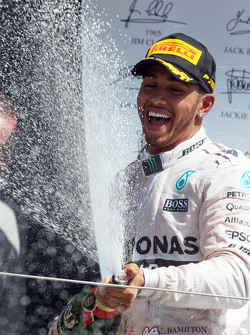 Le vainqueur Lewis Hamilton, Mercedes AMG F1 fête sa victoire sur le podium