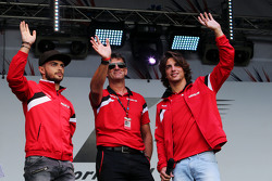 (E to D): Will Stevens, Manor F1 Team com Roberto Merhi, Manor F1 Team e Graeme Lowdon, Diretor executivo da Manor F1 Team no show pós corrida