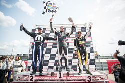 Podium : le deuxième, Andrew Ranger, le vainqueur, Kevin Lacroix, et le troisième, Alex Tagliani