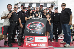 Kevin Lacroix fête sa victoire dans la Victory Lane
