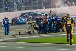 Les mécaniciens vont vers la voiture détruite d'Austin Dillon, Richard Childress Racing Chevrolet