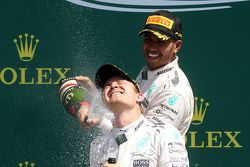 Podio: ganador de la carrera Lewis Hamilton, de Mercedes AMG F1 Team, el segundo lugar Nico Rosberg,