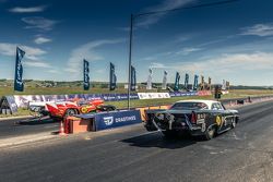 Заезд двух про-модов - Dodge Viper DT (слева) против ГАЗ 13 Чайка спорт