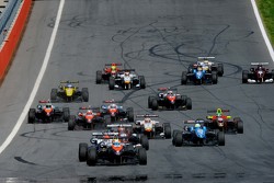 Витор Батиста, RP Motorsport, лидирует на старте