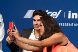 Sergio Pérez Sahara Force India F1 se toma una selfie con una fan