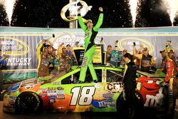 El ganador de la carrera, Kyle Busch, Joe Gibbs Racing Toyota