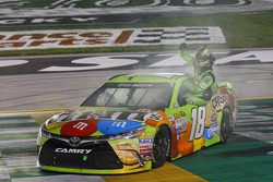 El ganador de la carrera, Kyle Busch, Joe Gibbs Racing Toyota