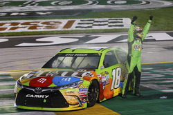 El ganador de la carrera, Kyle Busch, Joe Gibbs Racing Toyota