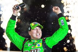 El ganador de la carrera, Kyle Busch, Joe Gibbs Racing Toyota