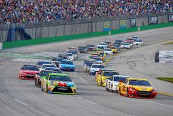 Restart: Kyle Busch, Joe Gibbs Racing Toyota, und Joey Logano, Team Penske Ford