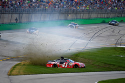Kurt Busch, Stewart-Haas Racing Chevrolet in trouble