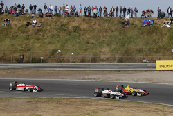 Départ : Markus Pommer, Motopark Dallara Volkswagen dépasse Antonio Giovinazzi, Jagonya Ayam with Carlin Dallara Volkswagen pour la tête