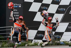 Le vainqueur Marc Marquez et le deuxième, Dani Pedrosa, Repsol Honda Team