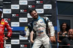 Podium de la course 1 : le vainqueur Stefano Comini SEAT Leon, Target Competition