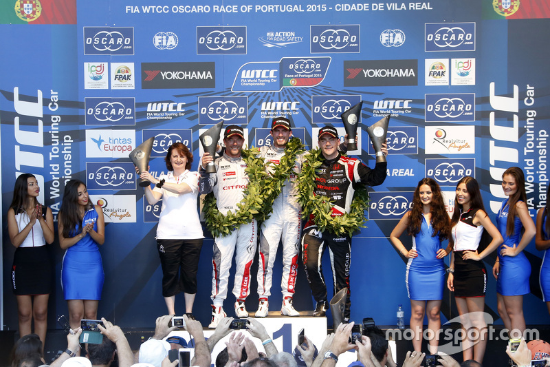 Podio: el ganador José María López, Citroën C-Elysée WTCC, Citroën World Touring Car team, segundo lugar, Sébastien Loeb, Citroën C-Elysée WTCC, Citroën World Touring Car team, y el tercer lugar, Norbert Michelisz, Honda Civic WTCC, Zengo Motorsport