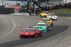 #62 Risi Competizione Ferrari F458: Pierre Kaffer, Giancarlo Fisichella, Olivier Beretta leads a group of cars