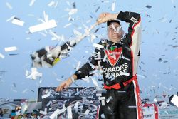 Le vainqueur Scott Steckly dans la Victory Lane