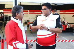 Dilbagh Gill, director del equipo de Mahindra Racing con Anand Mahindra