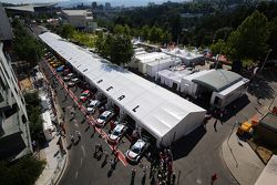 Une vue d'ensemble du paddock