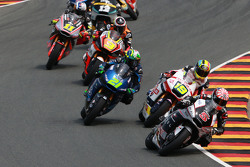 Johann Zarco, Ajo Motorsport devant un groupe