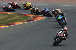 Johann Zarco, Ajo Motorsport devant un groupe