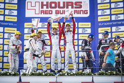 Podio: i vincitori Simon Dolan, Filipe Albuquerque, Harry Tincknell, i secondi Pierre Thiriet, Ludov