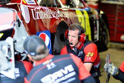 Alan Gustafson looks at the damage on Jeff Gordon's Hendrick Motorsports Chevrolet