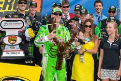 Race winner Kyle Busch, Joe Gibbs Racing Toyota