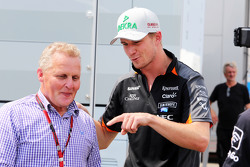 Johnny Herbert, Sky Sports F1 Presentator met Nico Hulkenberg, Sahara Force India F1