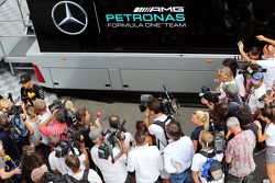 Lewis Hamilton, Mercedes AMG F1, avec les médias